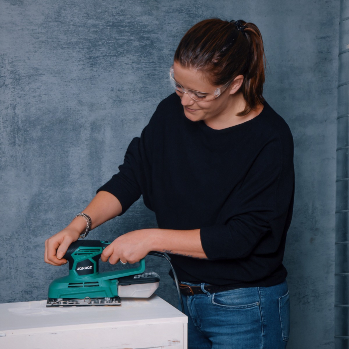 Orbital sander 240W | Incl. dust collection box and 12 sanding papers
