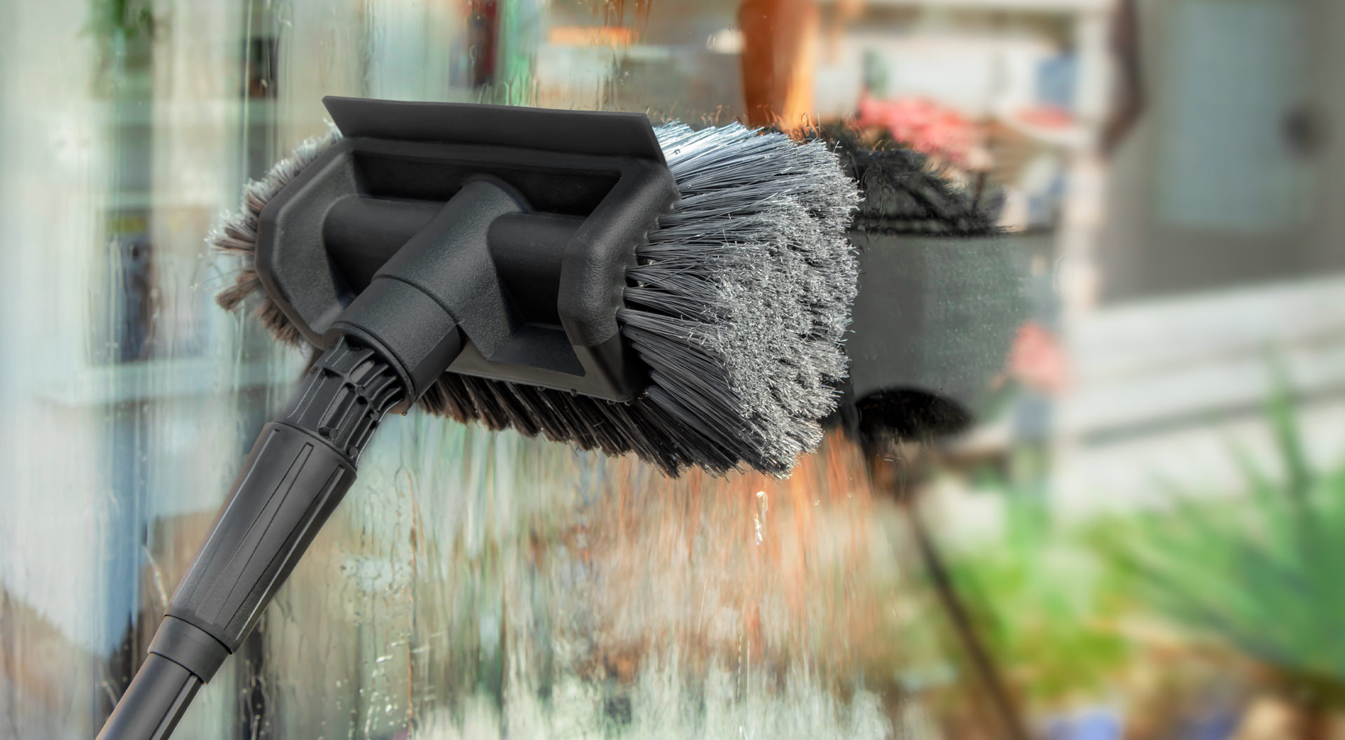 Limpar janelas com uma escova VONROC.